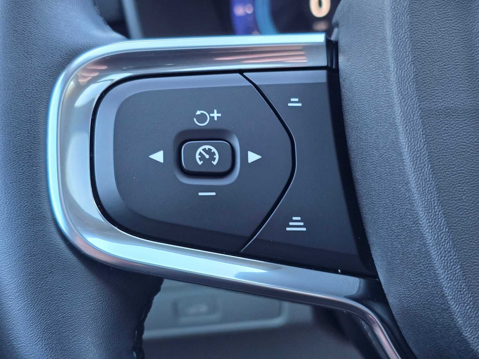 2023 Volvo XC40 Ultimate Bright Theme