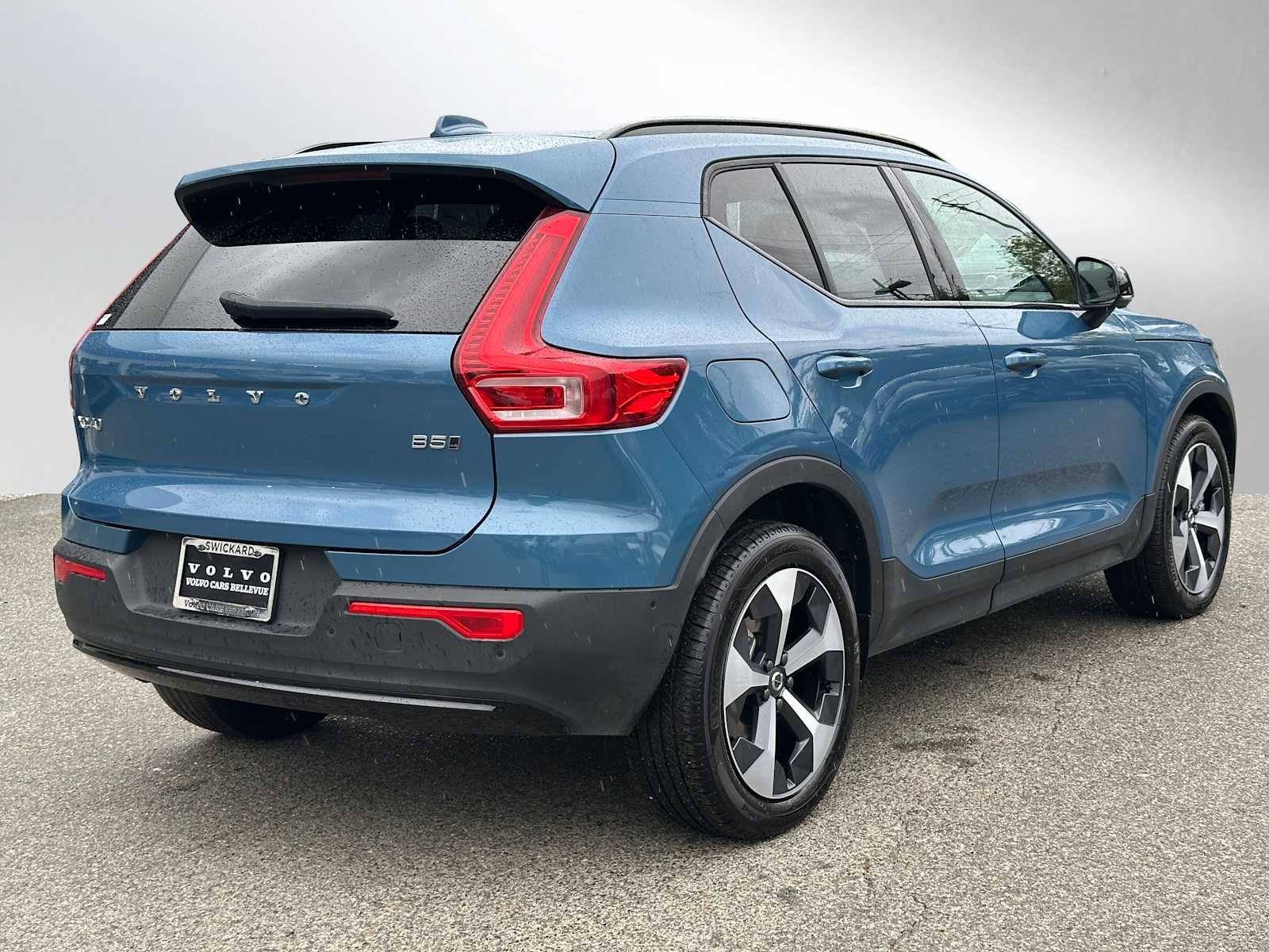 2025 Volvo XC40 Plus Dark Theme