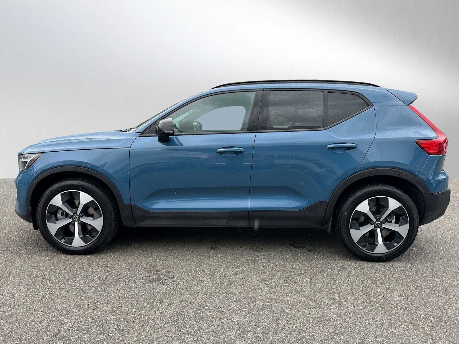 2025 Volvo XC40 Plus Dark Theme
