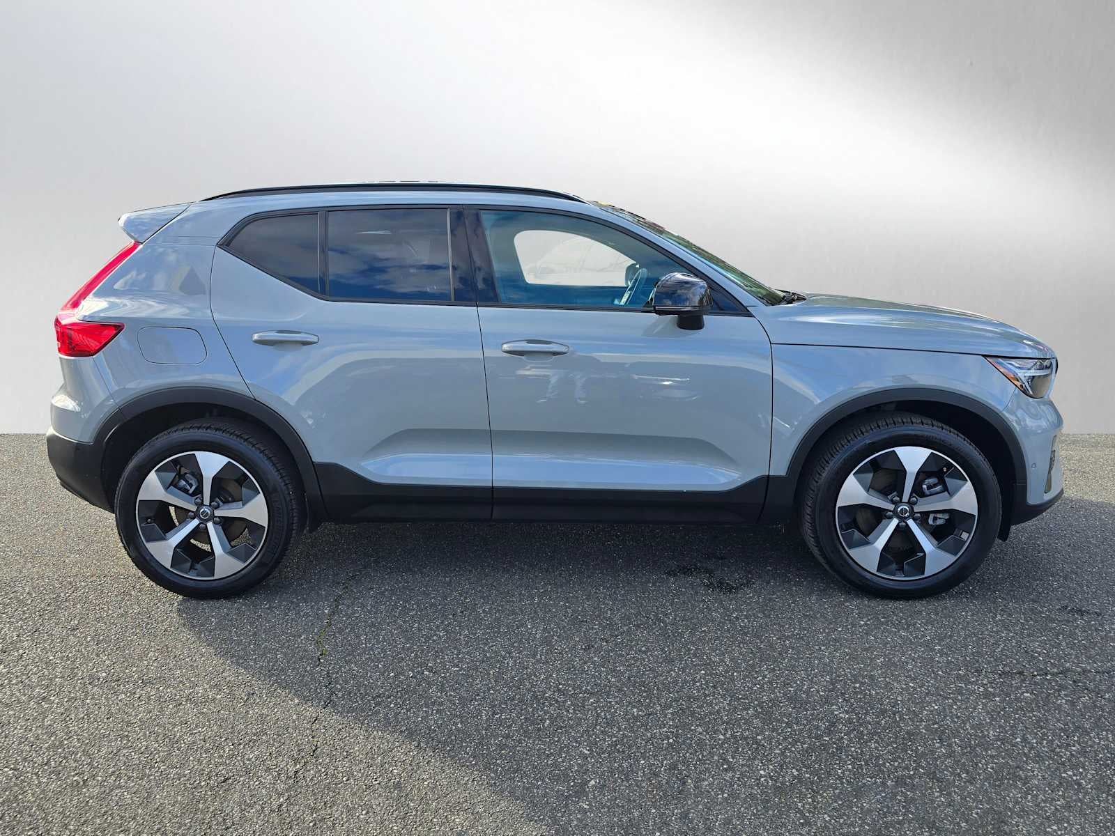 2025 Volvo XC40 Plus Dark Theme