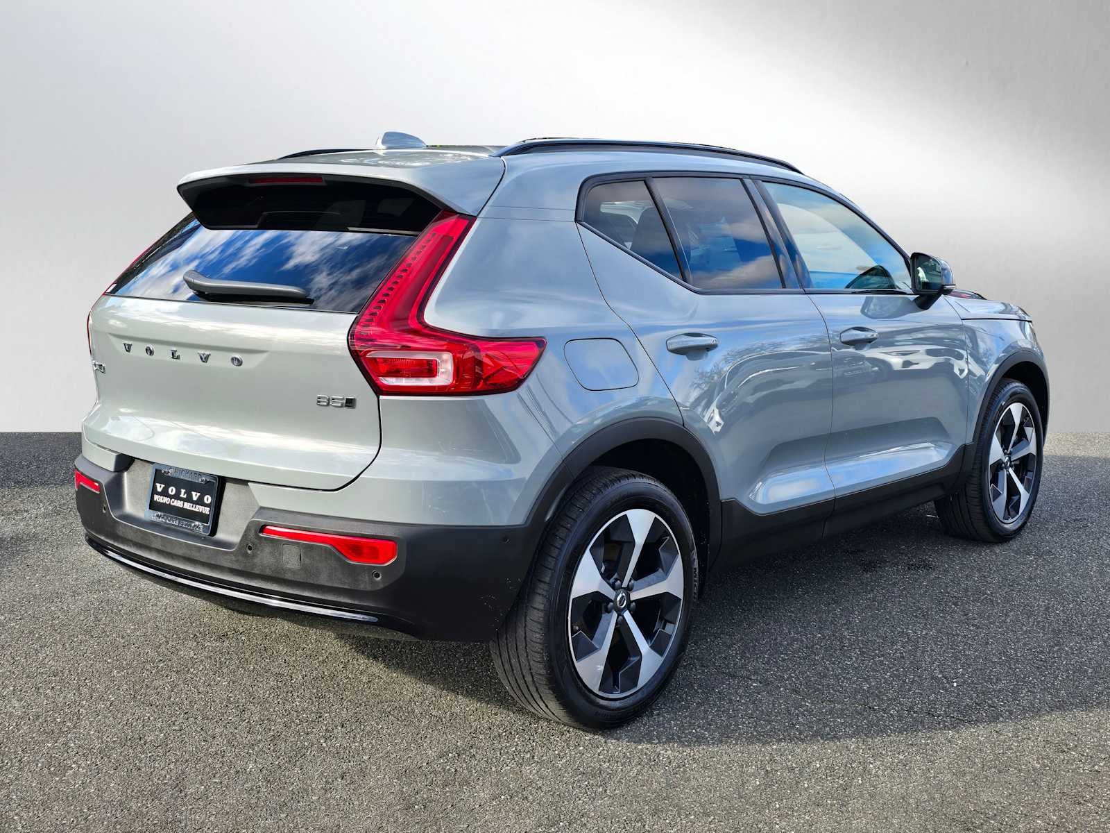 2025 Volvo XC40 Plus Dark Theme