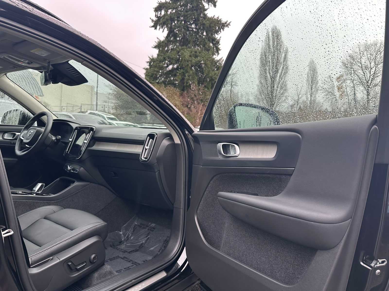 2025 Volvo XC40 Plus Dark Theme