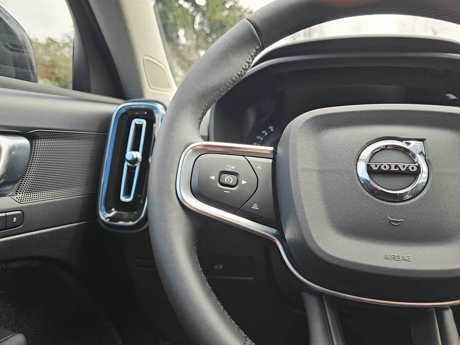 2025 Volvo XC40 Plus Dark Theme