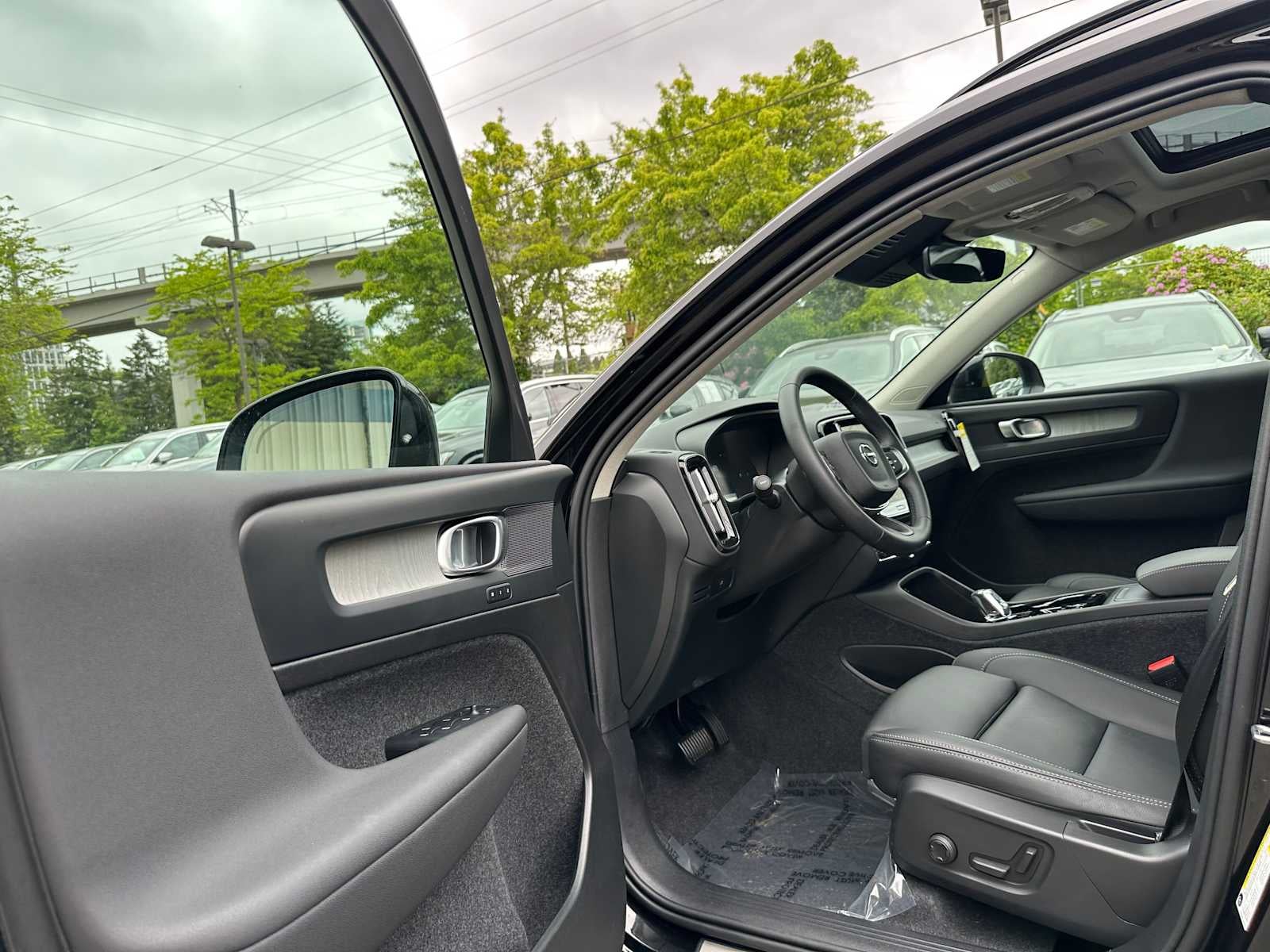 2025 Volvo XC40 Plus Dark Theme