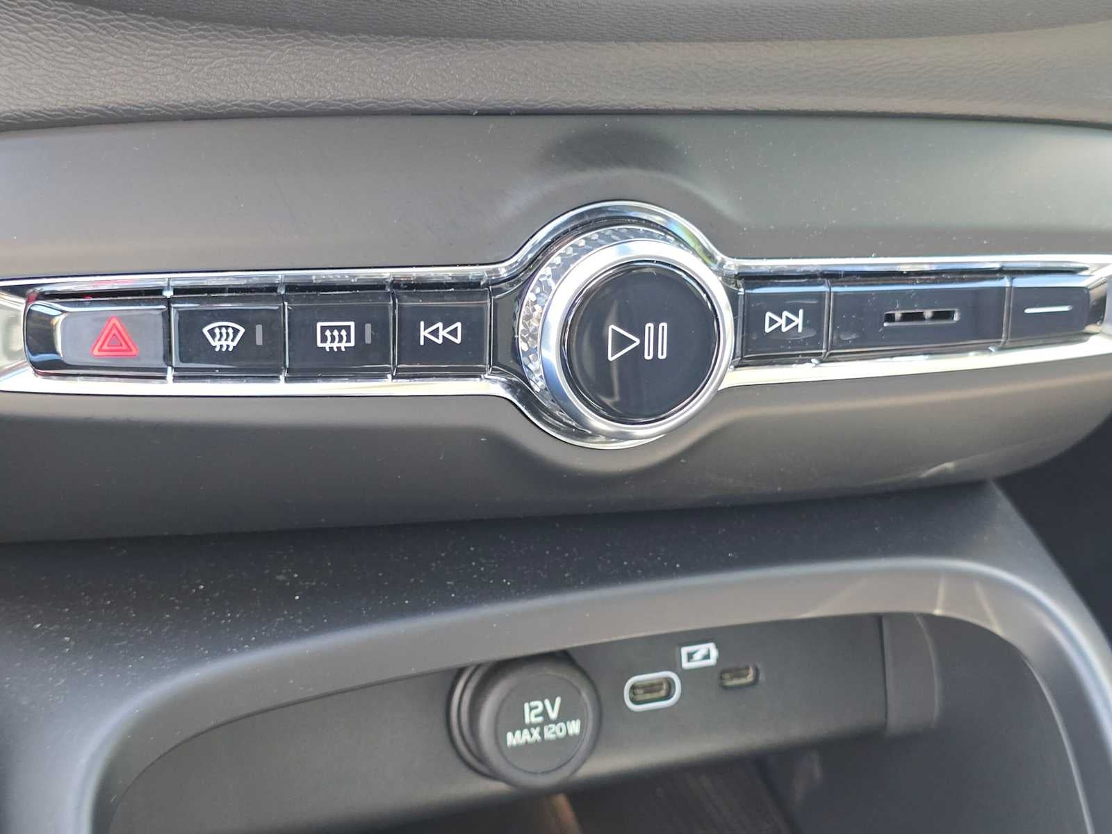 2026 Volvo XC40 Plus