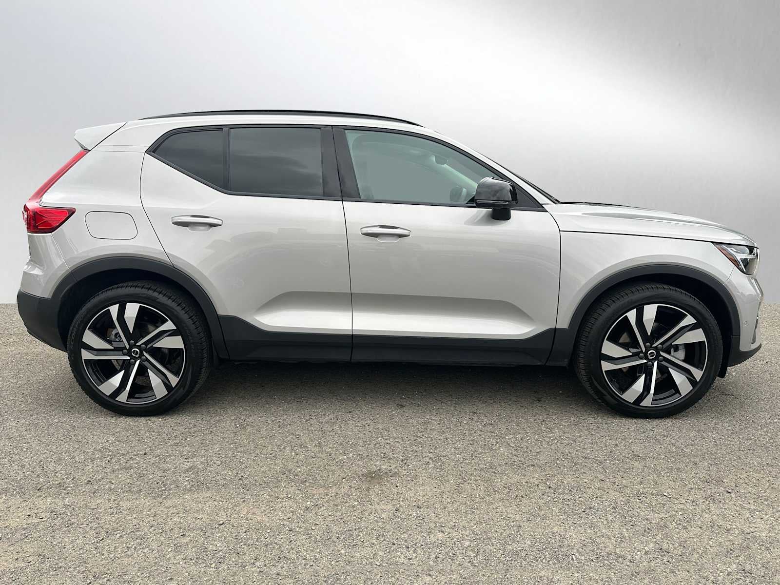 2025 Volvo XC40 Plus Dark Theme