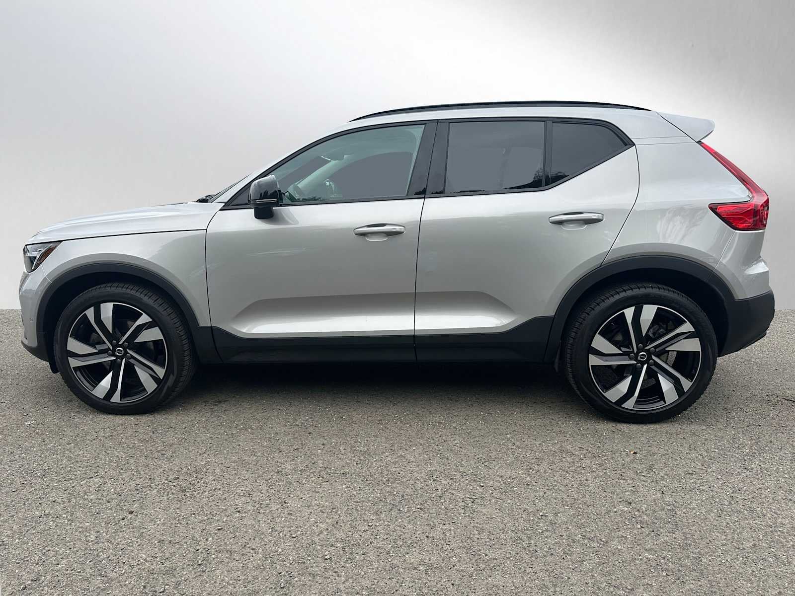 2025 Volvo XC40 Plus Dark Theme