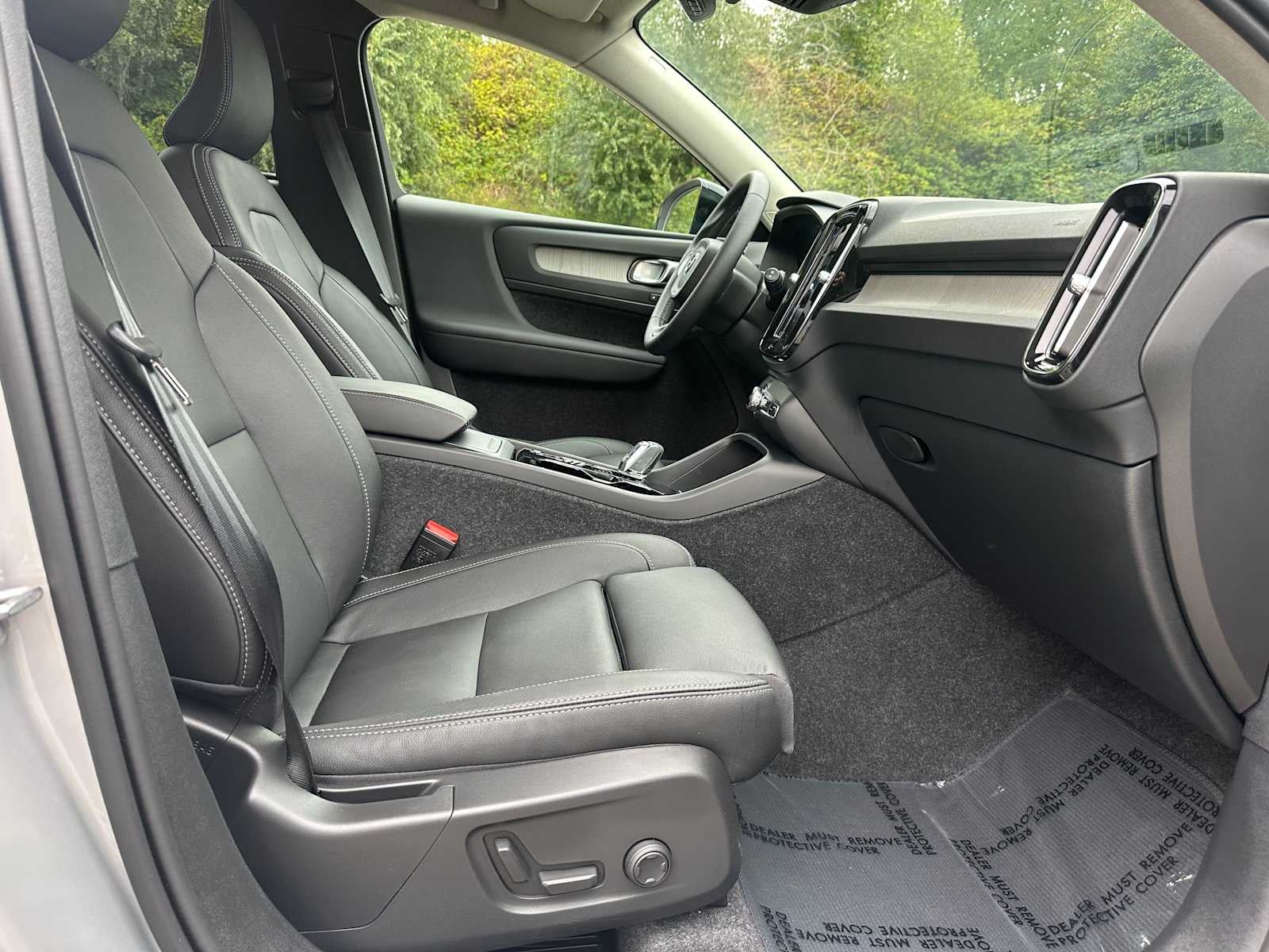 2025 Volvo XC40 Plus Dark Theme