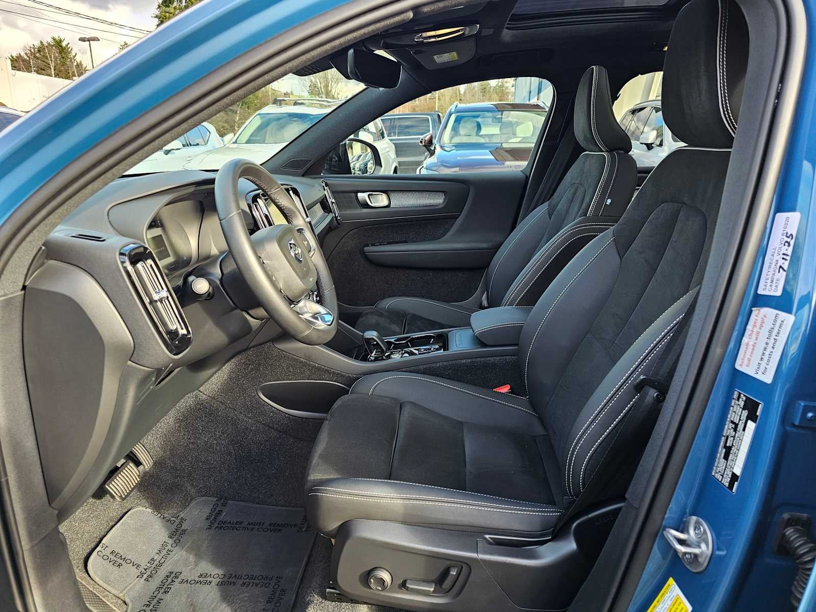 2025 Volvo XC40 Plus Dark Theme