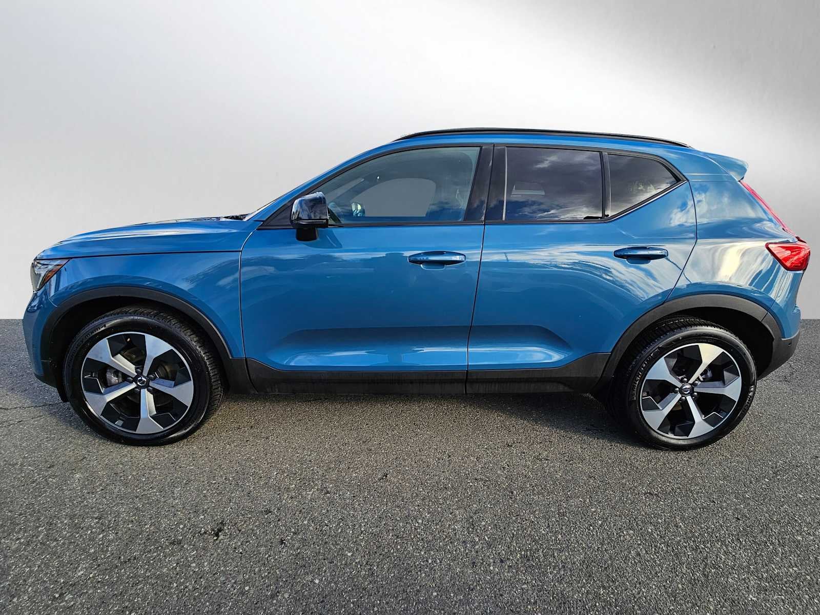 2025 Volvo XC40 Plus Dark Theme