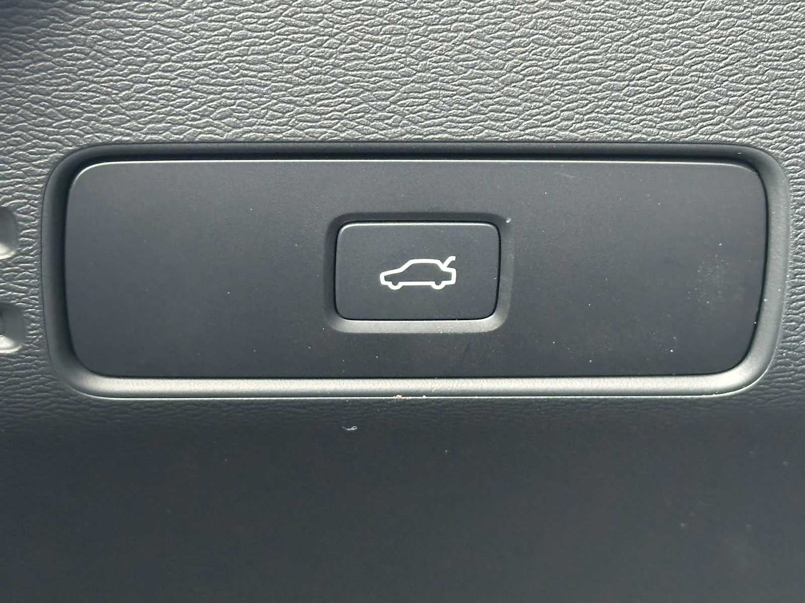 2025 Volvo XC40 Plus Dark Theme