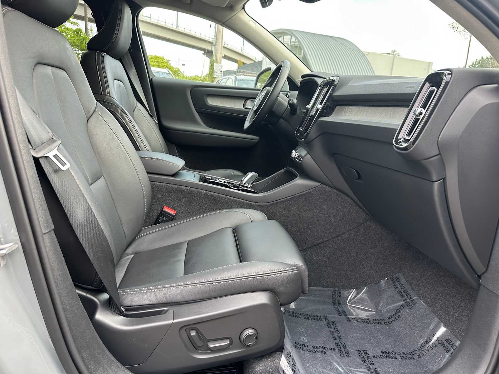 2025 Volvo XC40 Plus Bright Theme