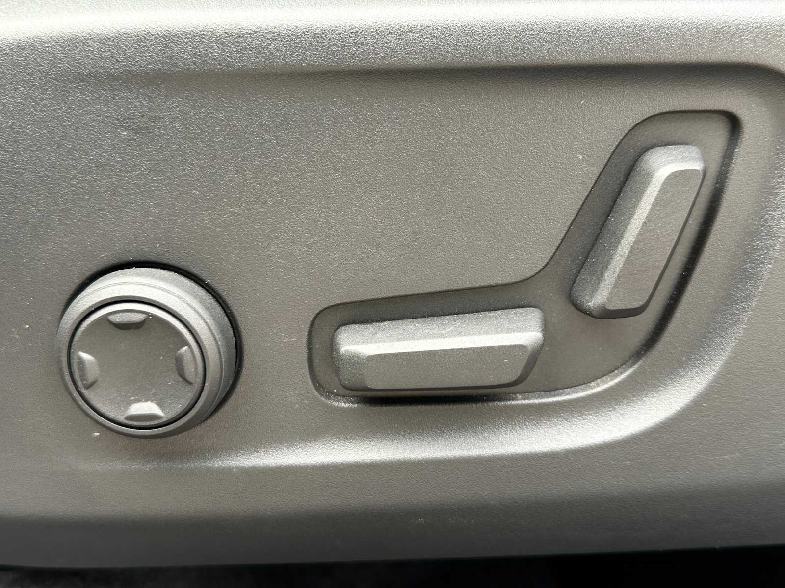 2025 Volvo XC40 Plus Bright Theme