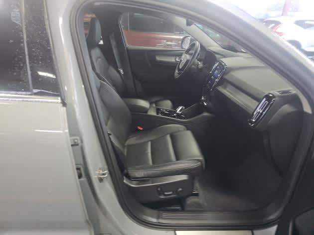 2025 Volvo XC40 Plus Bright Theme