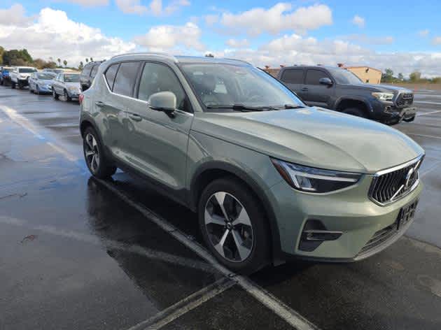 2025 Volvo XC40 Plus Bright Theme