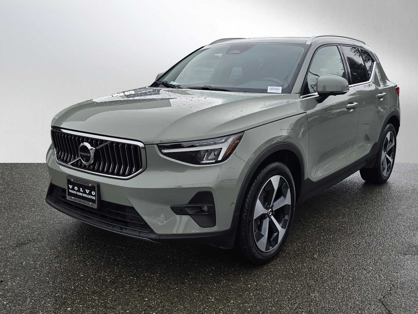 2025 Volvo XC40 Plus Bright Theme