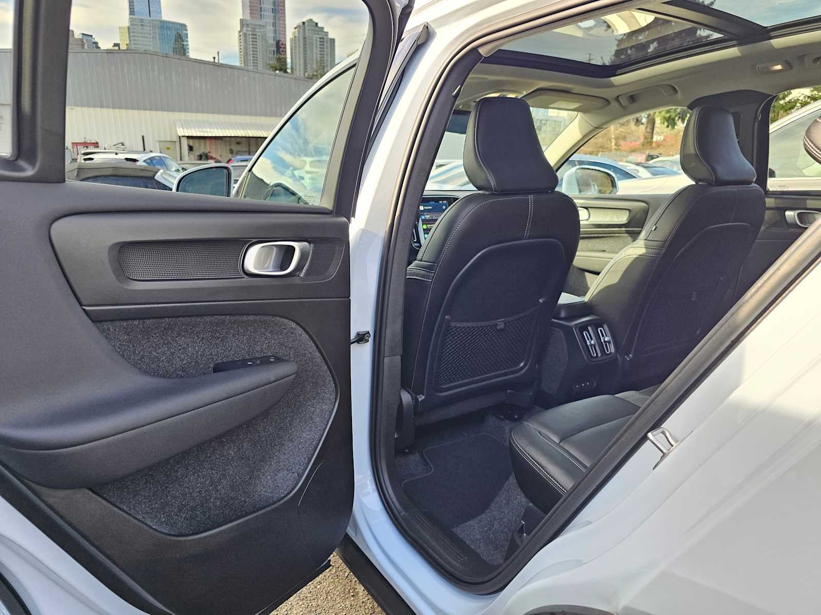 2025 Volvo XC40 Plus Bright Theme