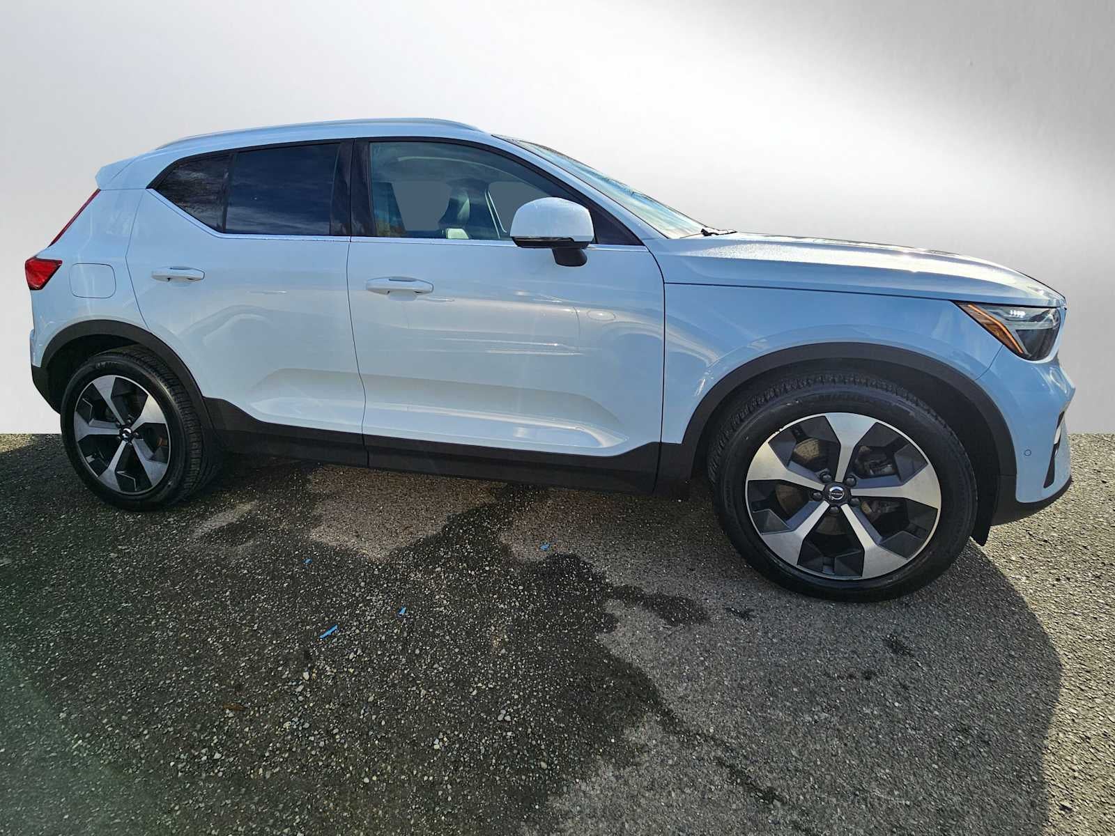 2025 Volvo XC40 Plus Bright Theme