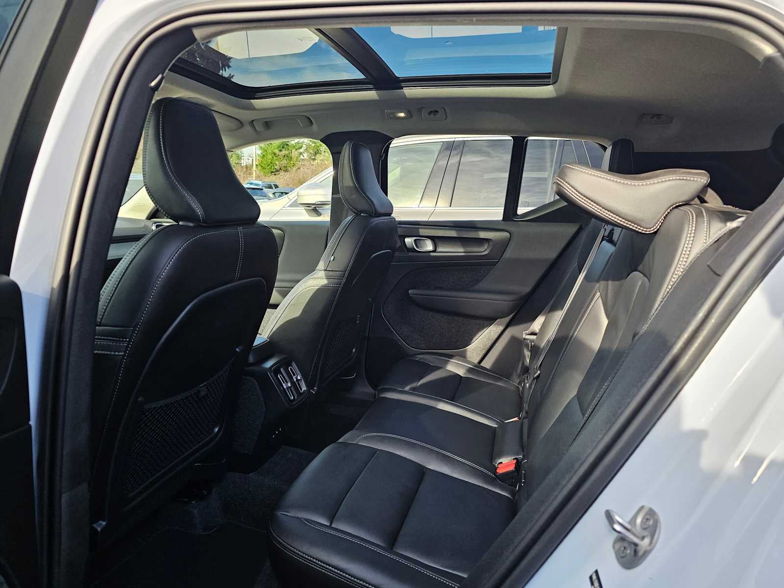 2025 Volvo XC40 Plus Bright Theme