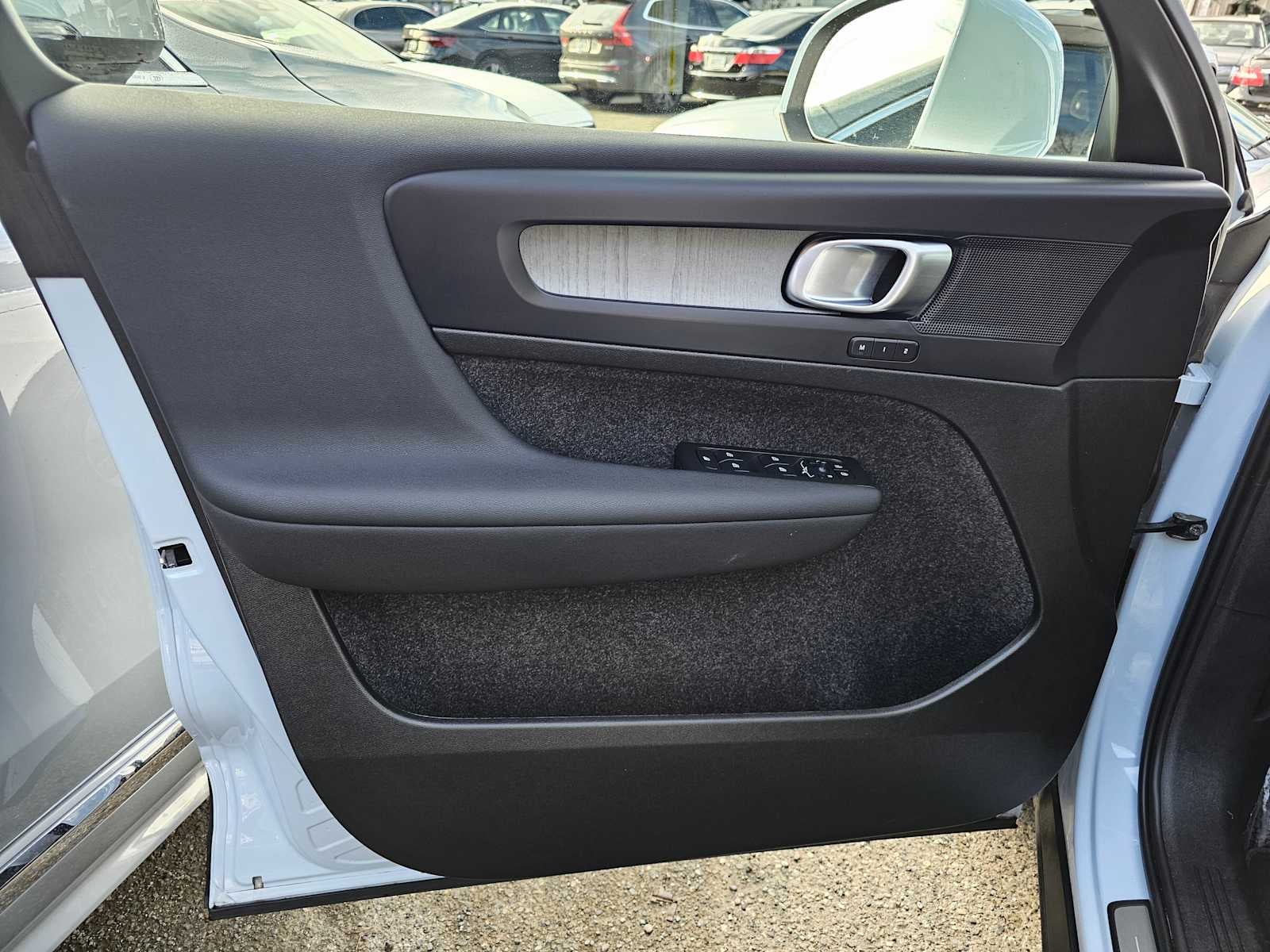 2025 Volvo XC40 Plus Bright Theme