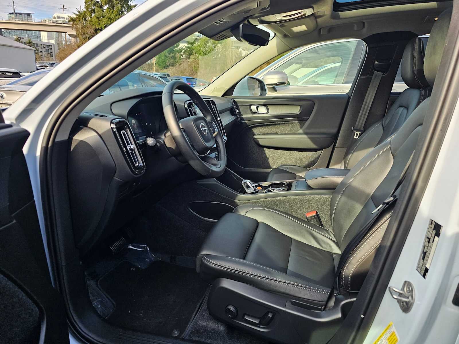 2025 Volvo XC40 Plus Bright Theme