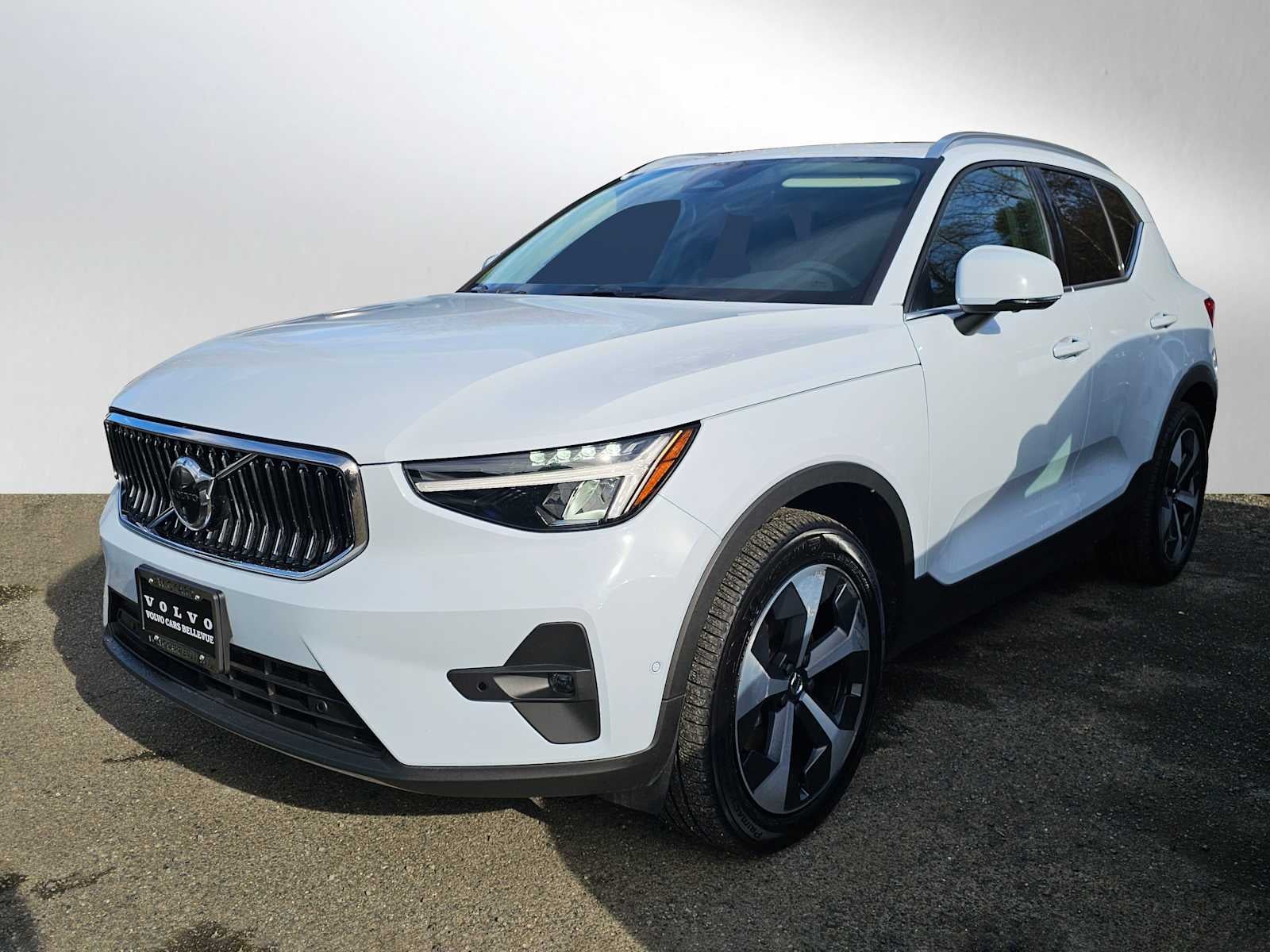2025 Volvo XC40 Plus Bright Theme