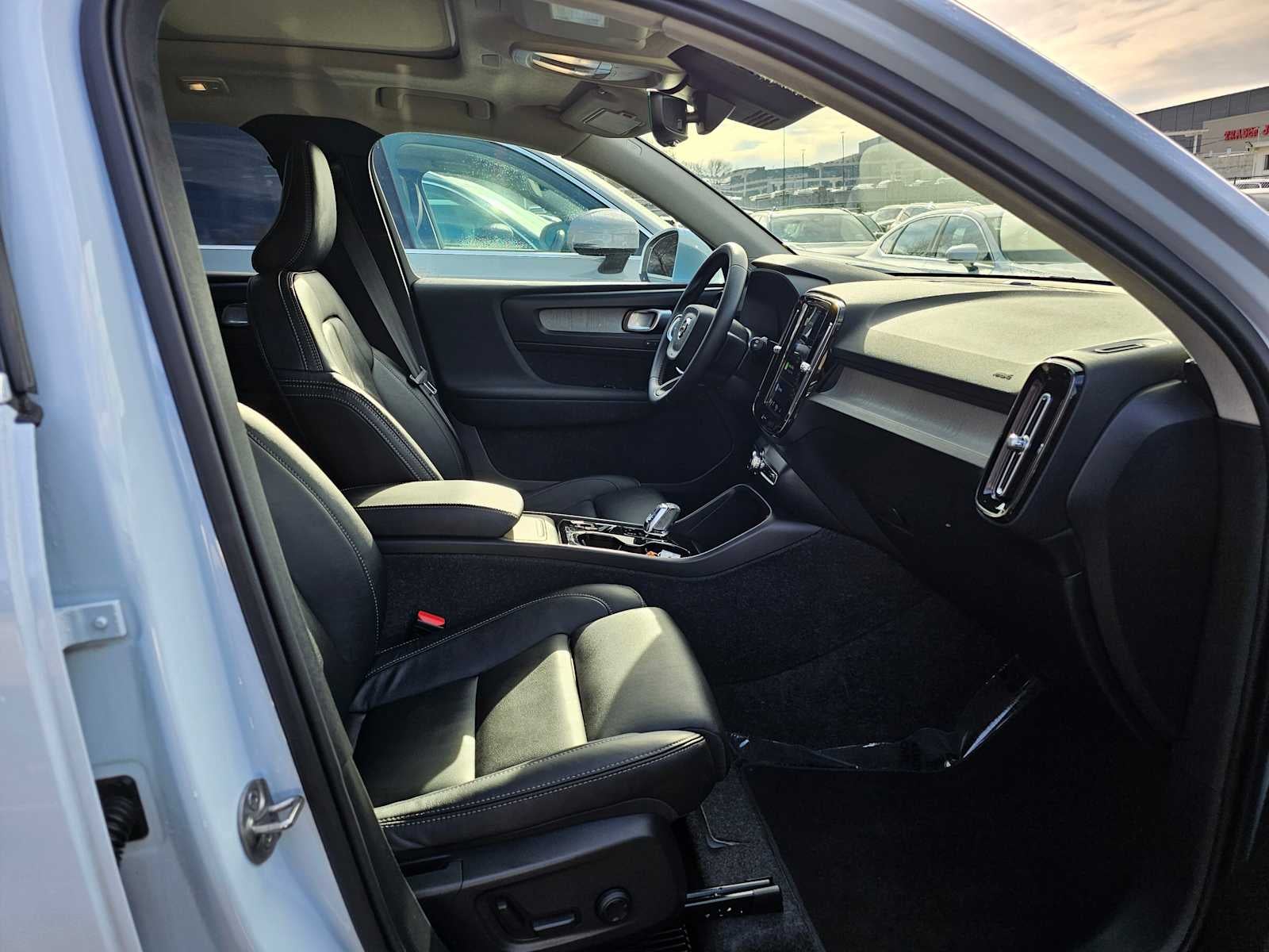 2025 Volvo XC40 Plus Bright Theme