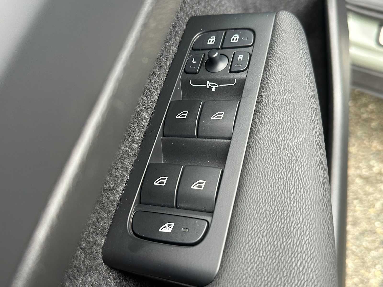 2025 Volvo XC40 Plus Bright Theme