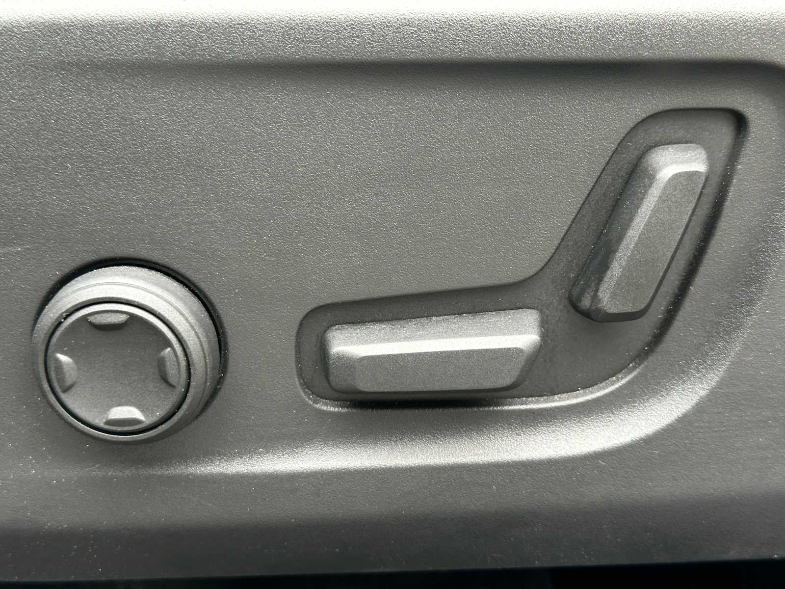2025 Volvo XC40 Plus Bright Theme