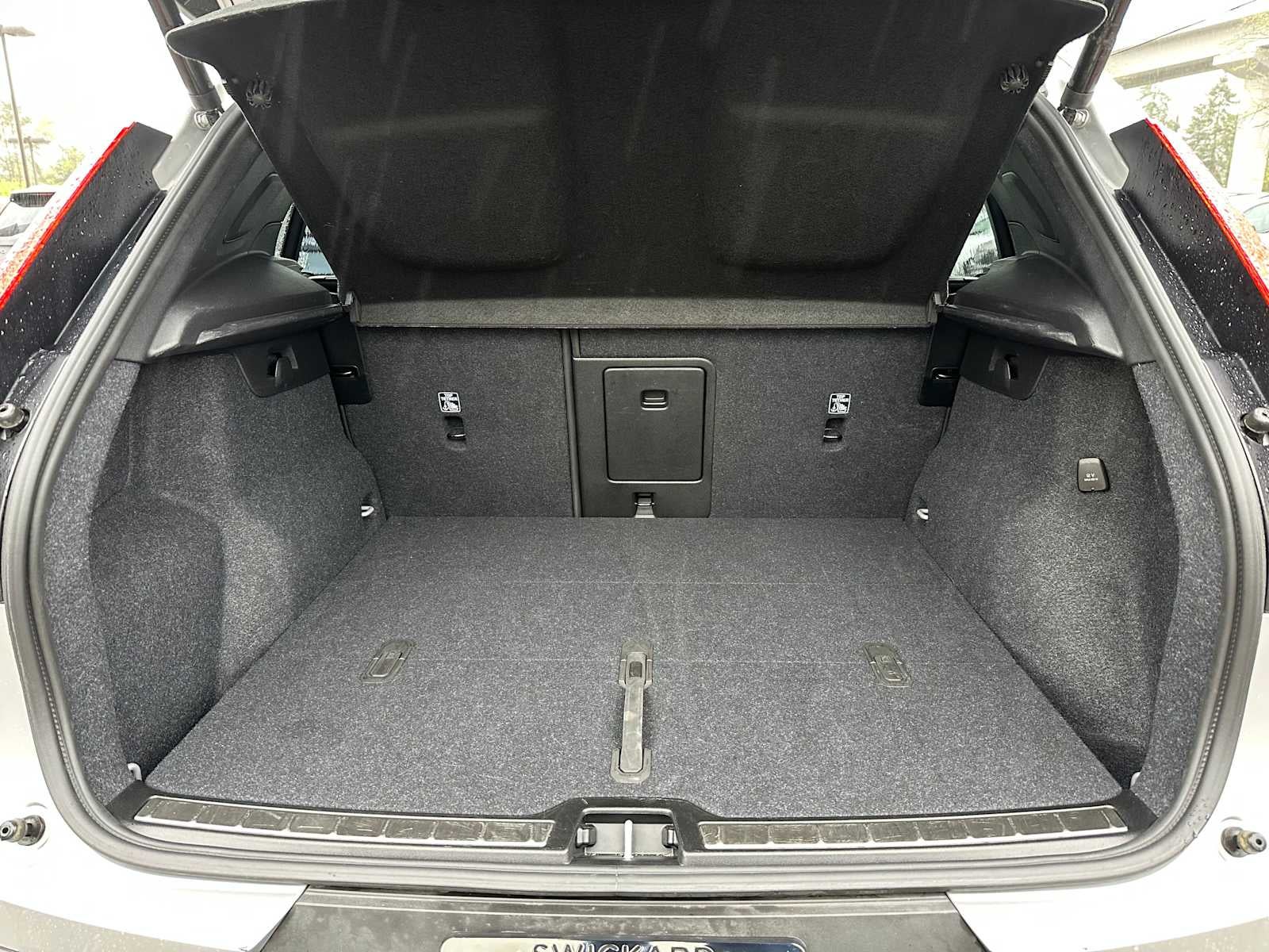 2025 Volvo XC40 Plus Bright Theme