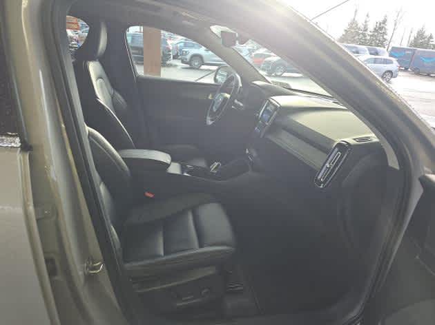 2025 Volvo XC40 Plus Bright Theme