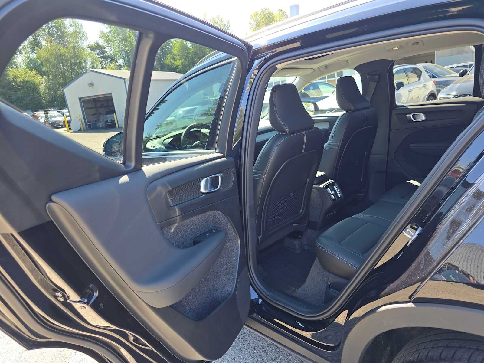 2025 Volvo XC40 Plus Bright Theme