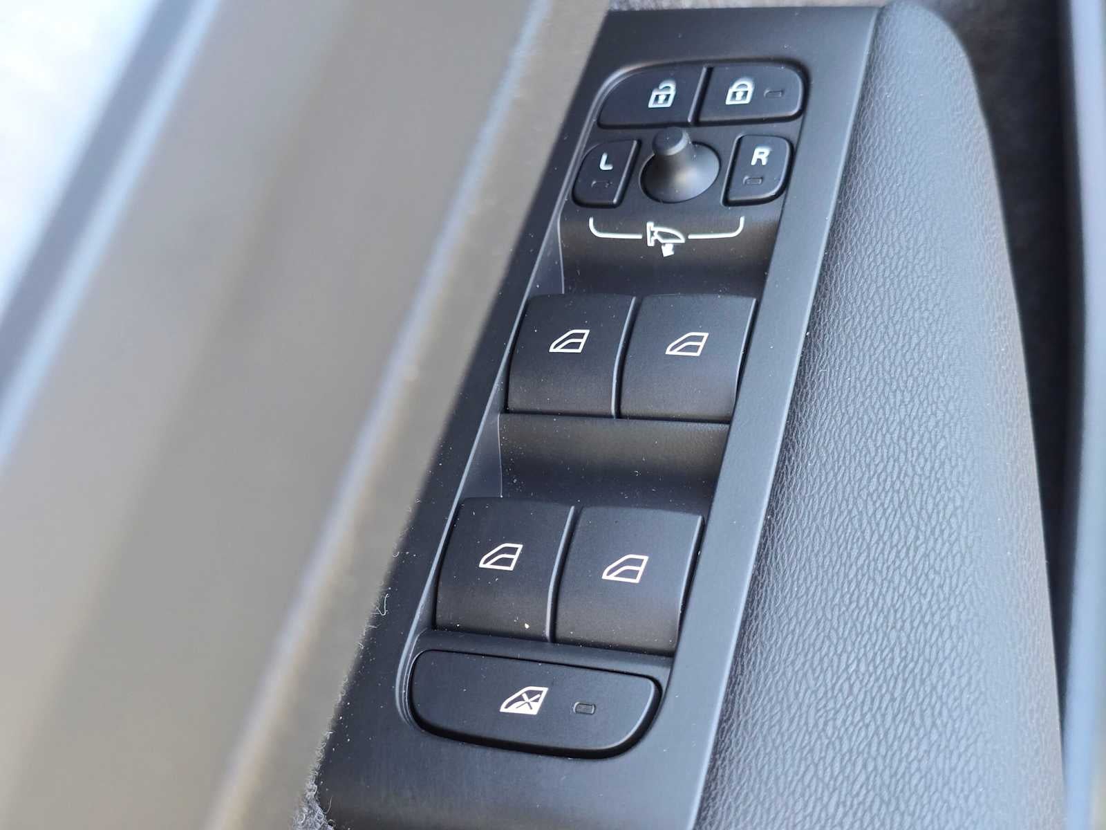 2025 Volvo XC40 Plus Bright Theme