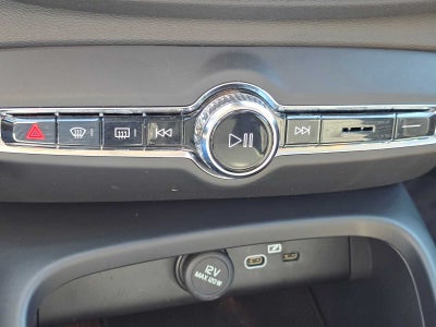 2025 Volvo XC40 Plus Bright Theme