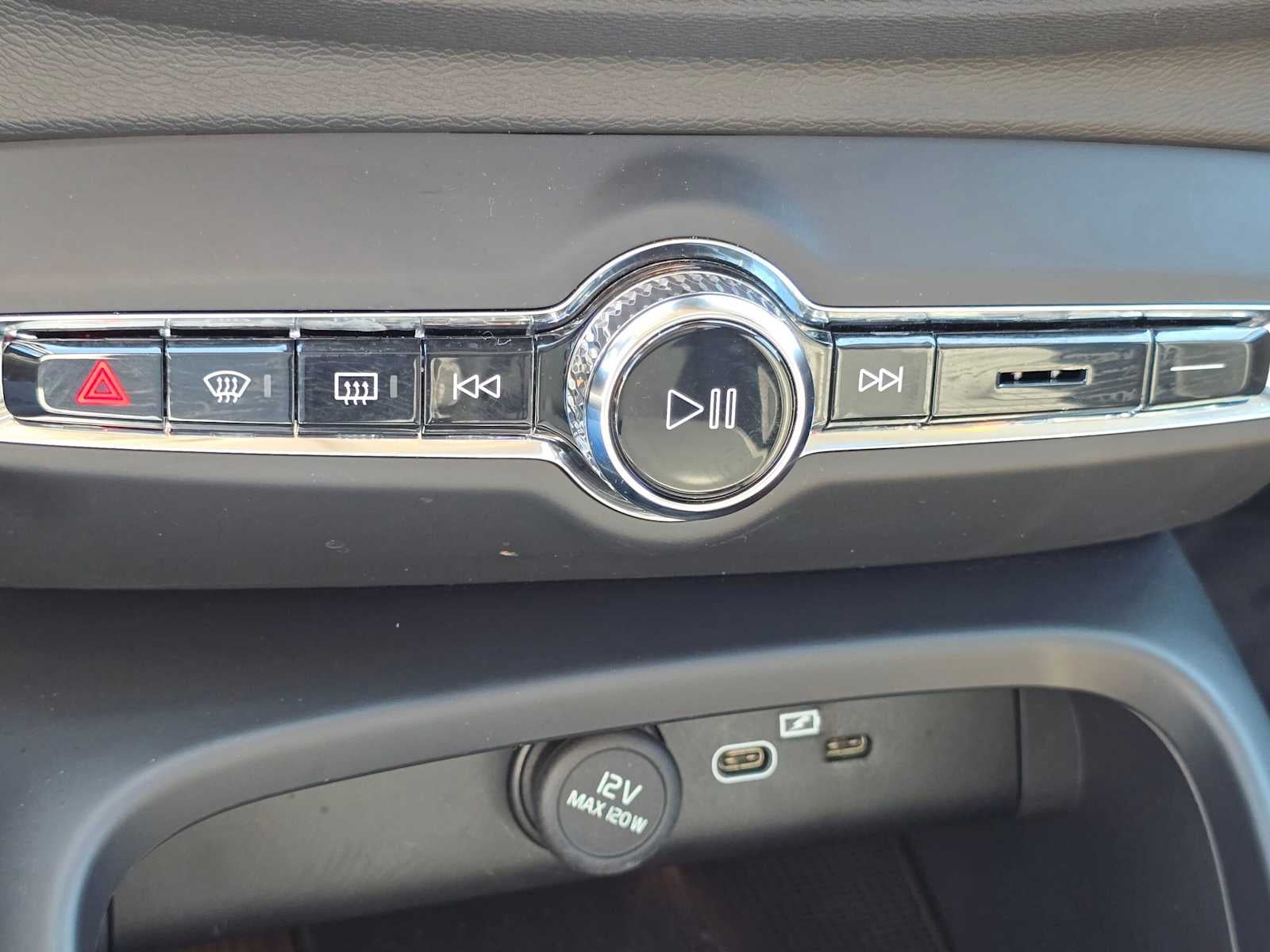 2025 Volvo XC40 Plus Bright Theme
