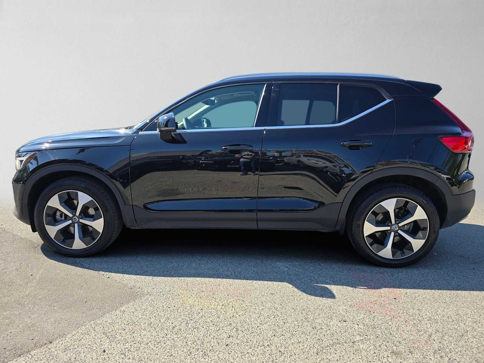 2025 Volvo XC40 Plus Bright Theme