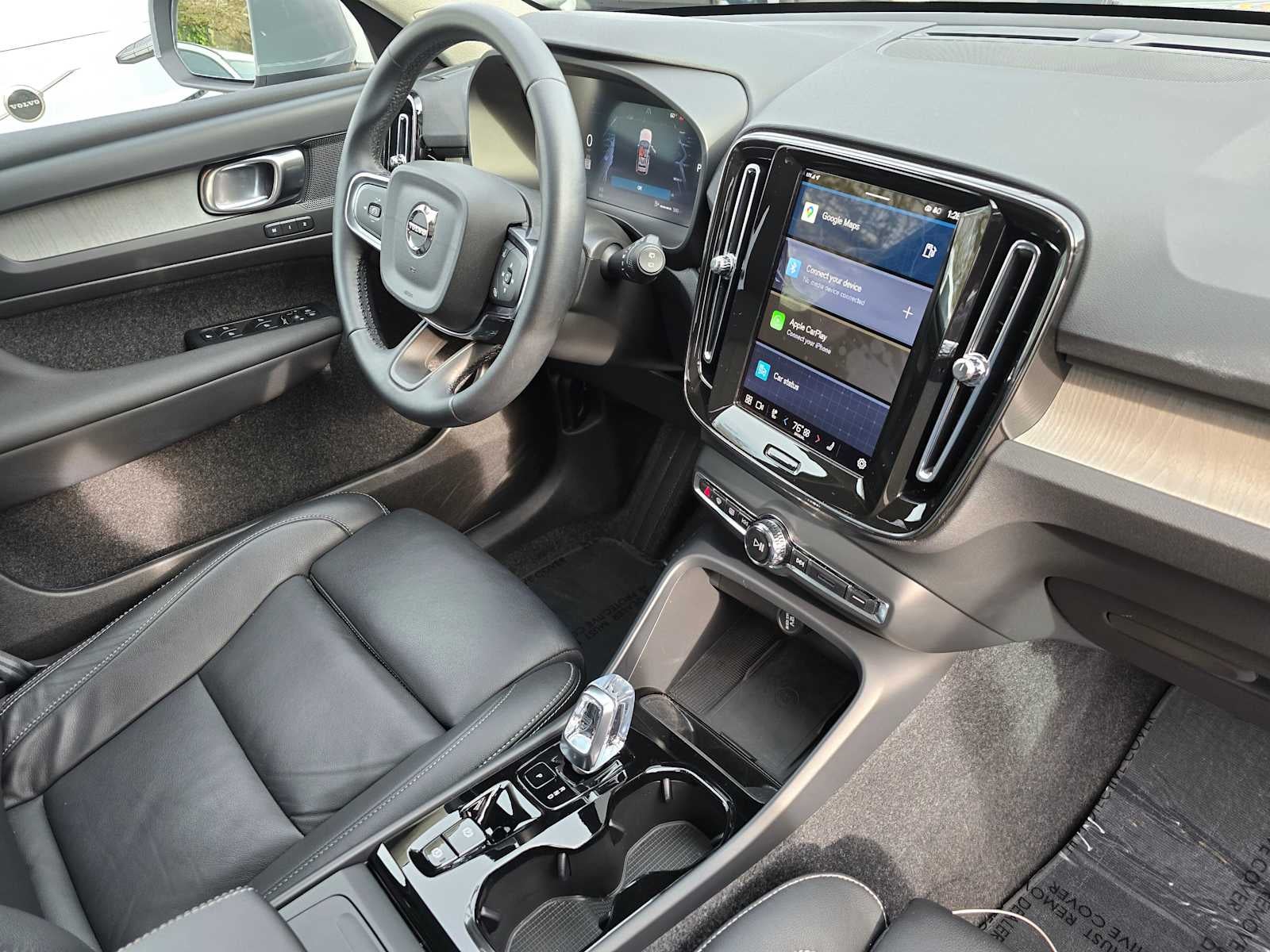 2025 Volvo XC40 Plus Bright Theme