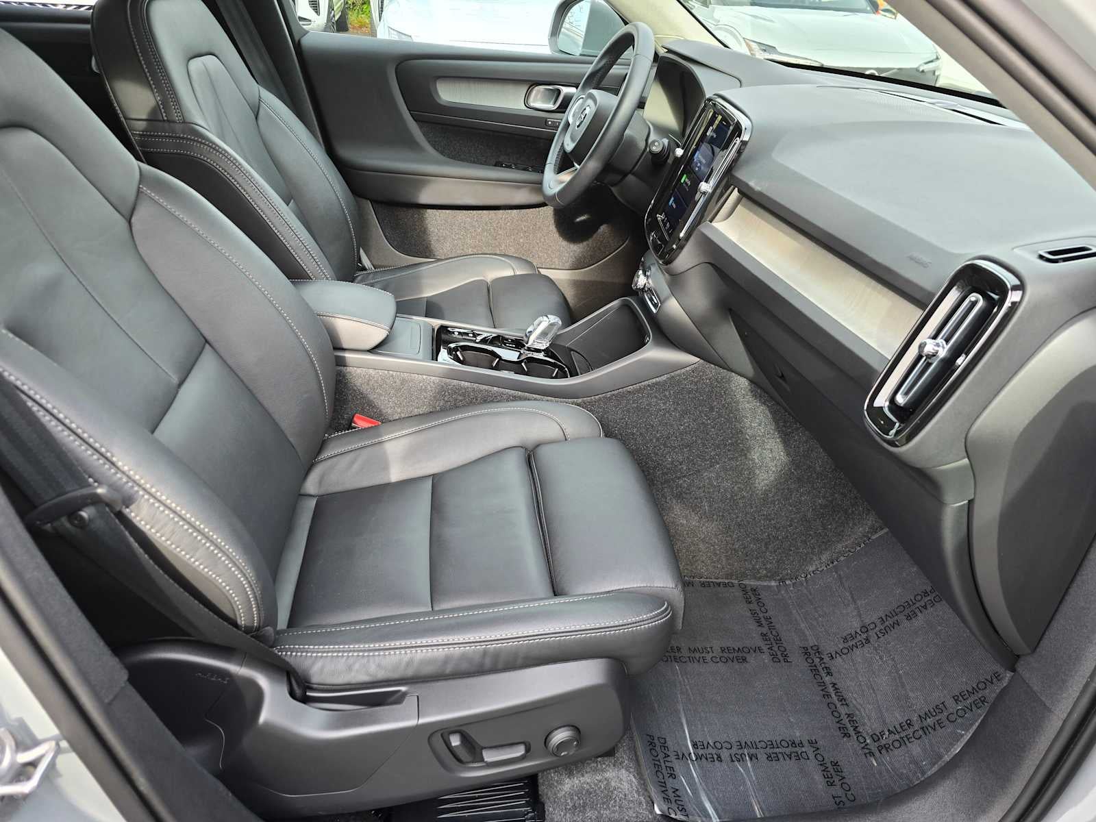 2025 Volvo XC40 Plus Bright Theme