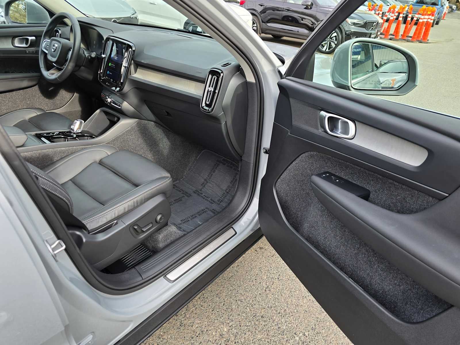 2025 Volvo XC40 Plus Bright Theme