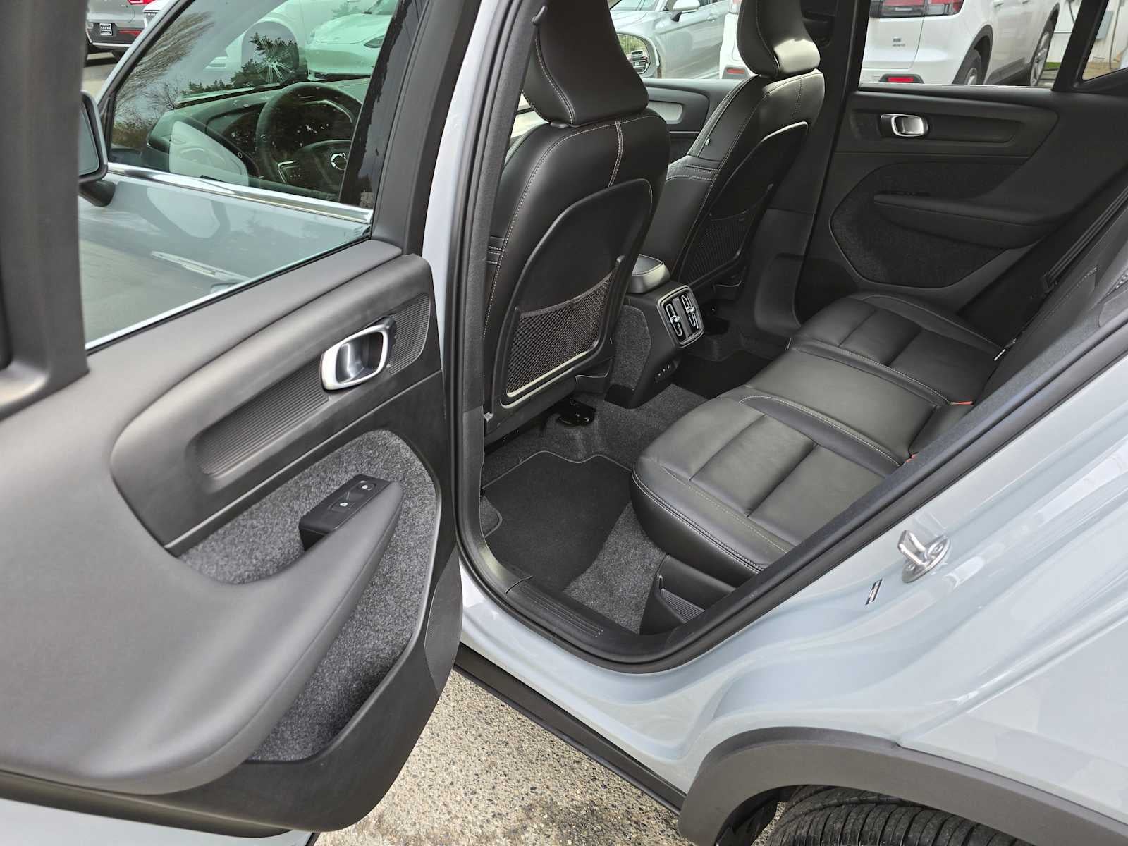 2025 Volvo XC40 Plus Bright Theme