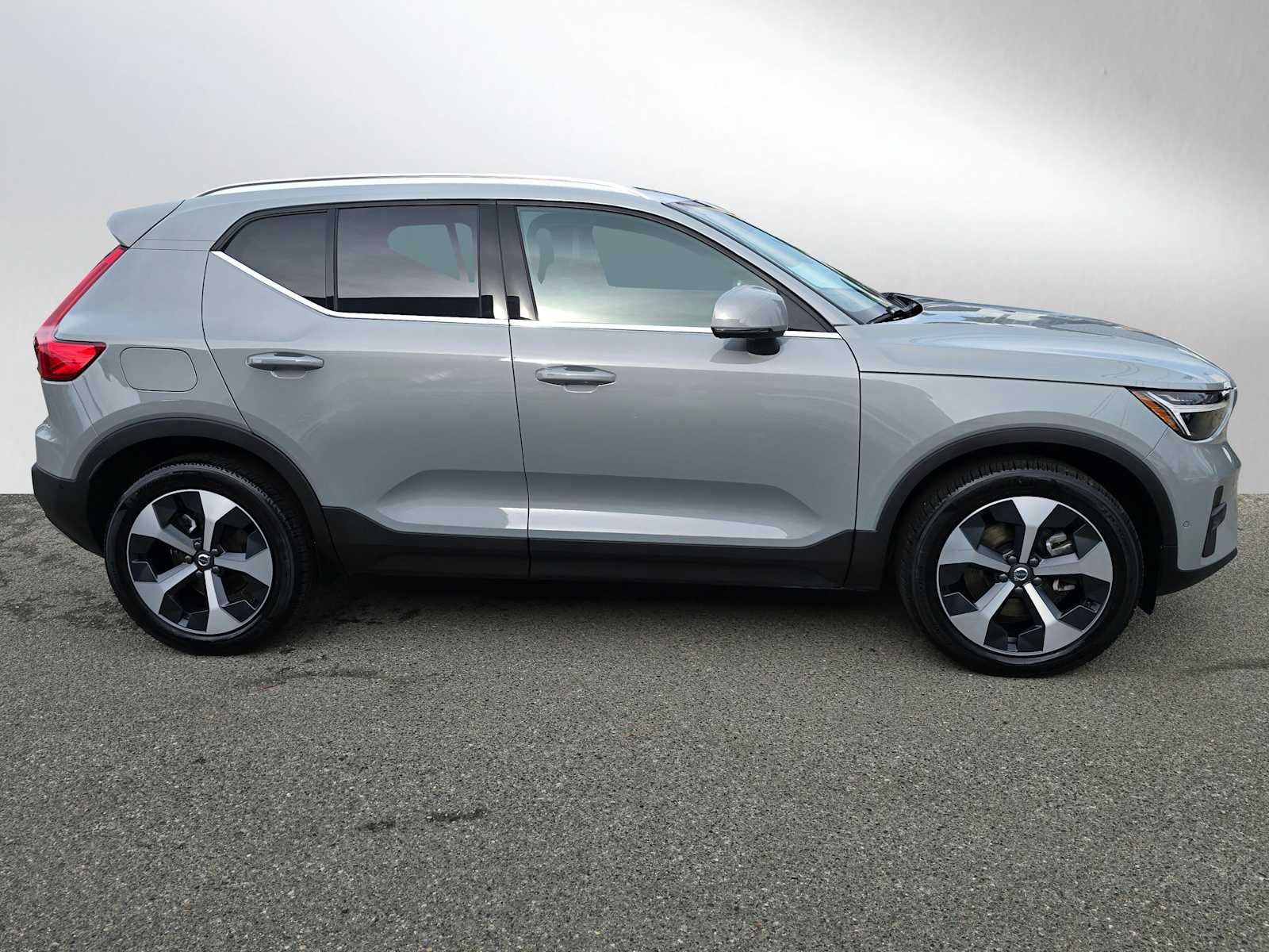 2025 Volvo XC40 Plus Bright Theme