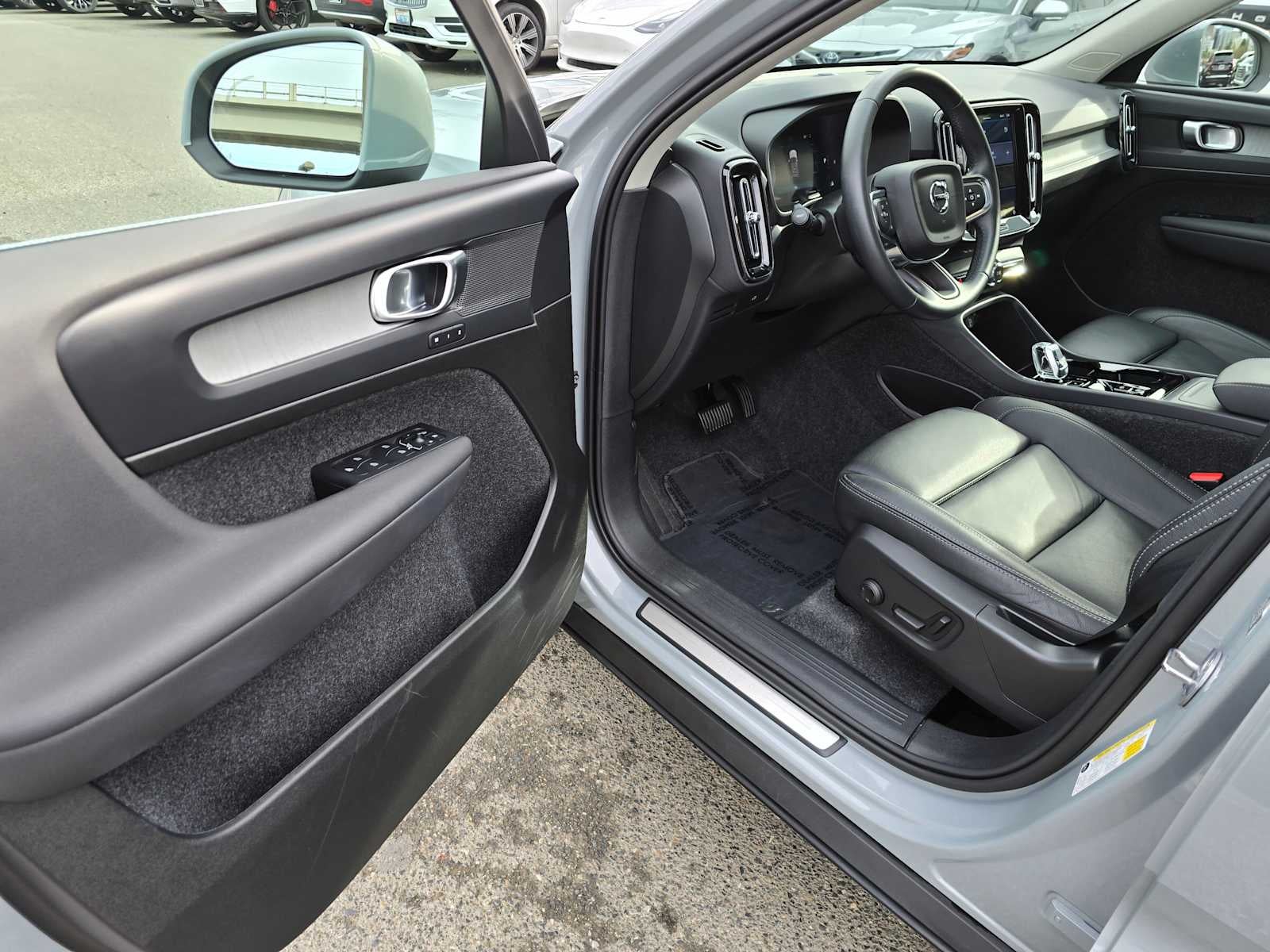 2025 Volvo XC40 Plus Bright Theme