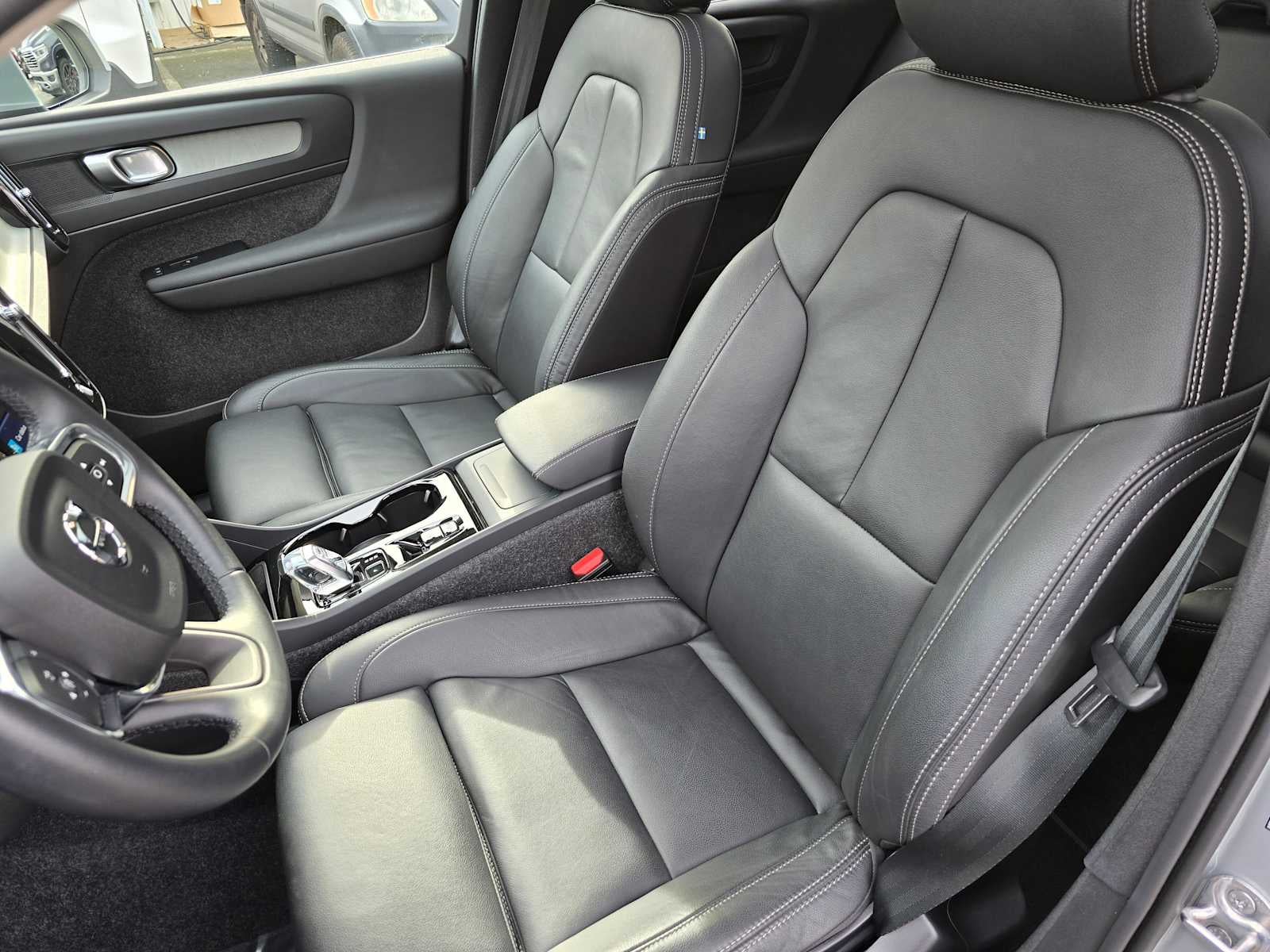 2025 Volvo XC40 Plus Bright Theme