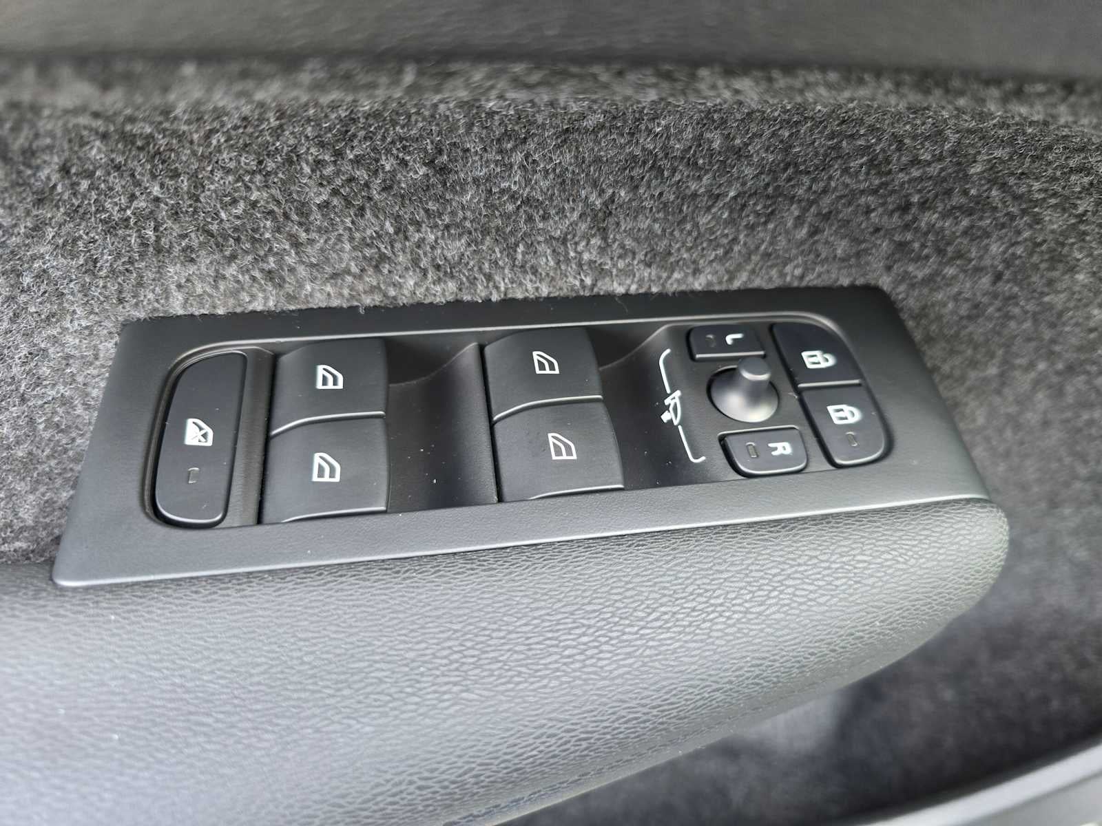 2025 Volvo XC40 Plus Bright Theme