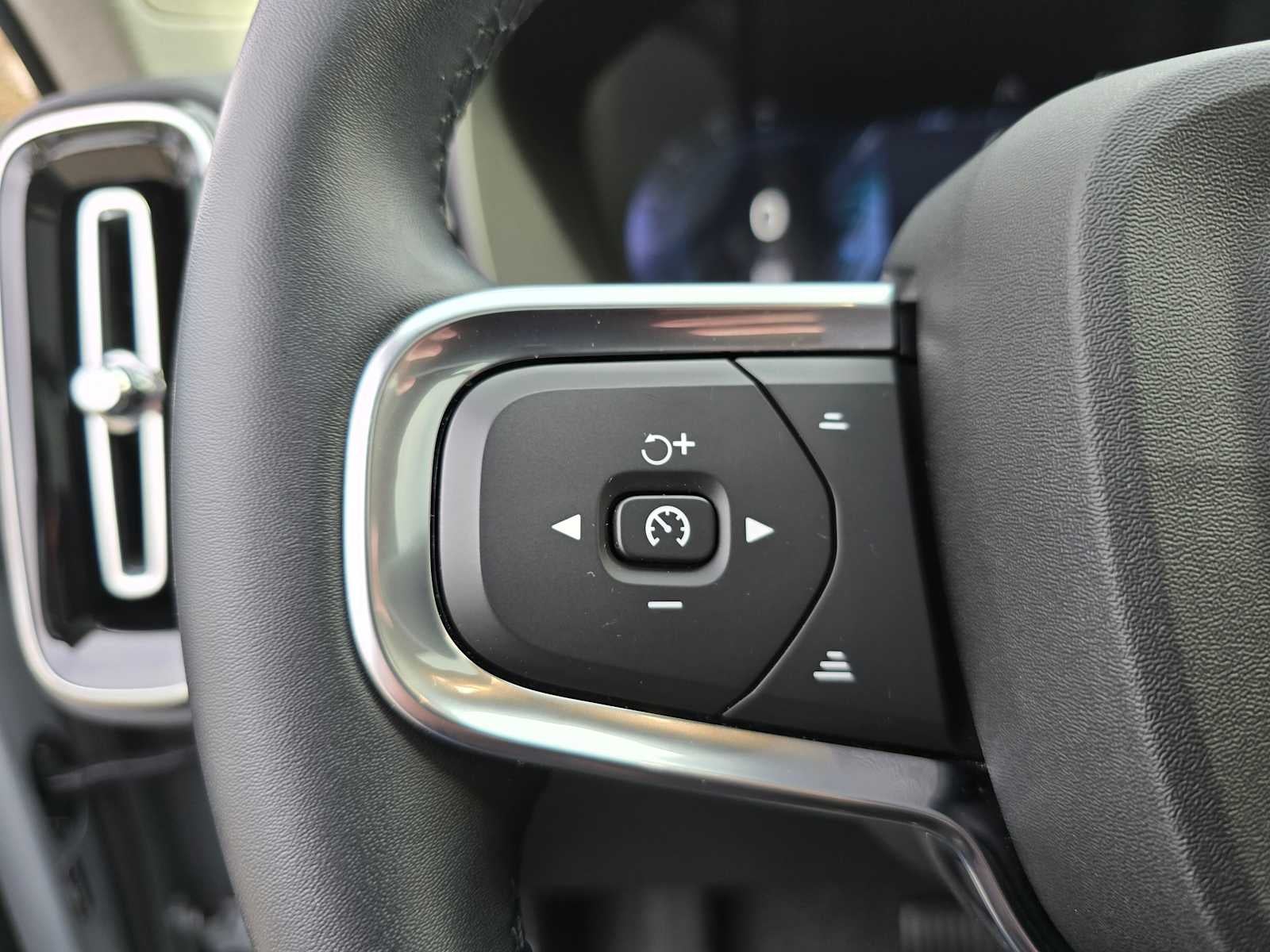 2025 Volvo XC40 Plus Bright Theme