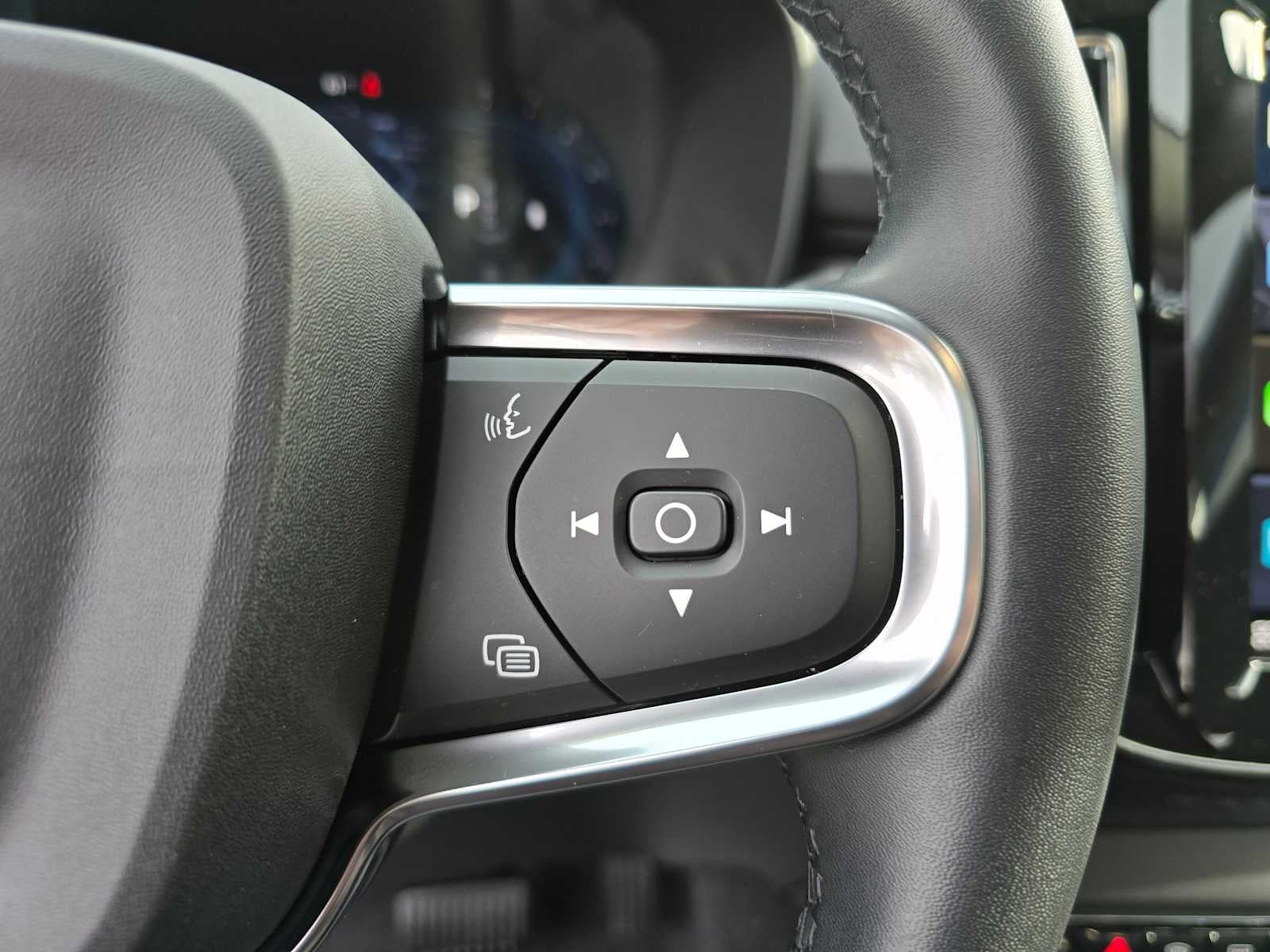 2025 Volvo XC40 Plus Bright Theme