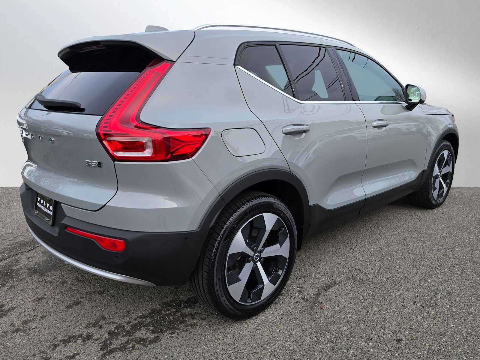 2025 Volvo XC40 Plus Bright Theme