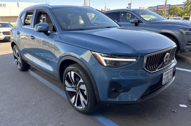 2024 Volvo XC40 Plus Bright Theme