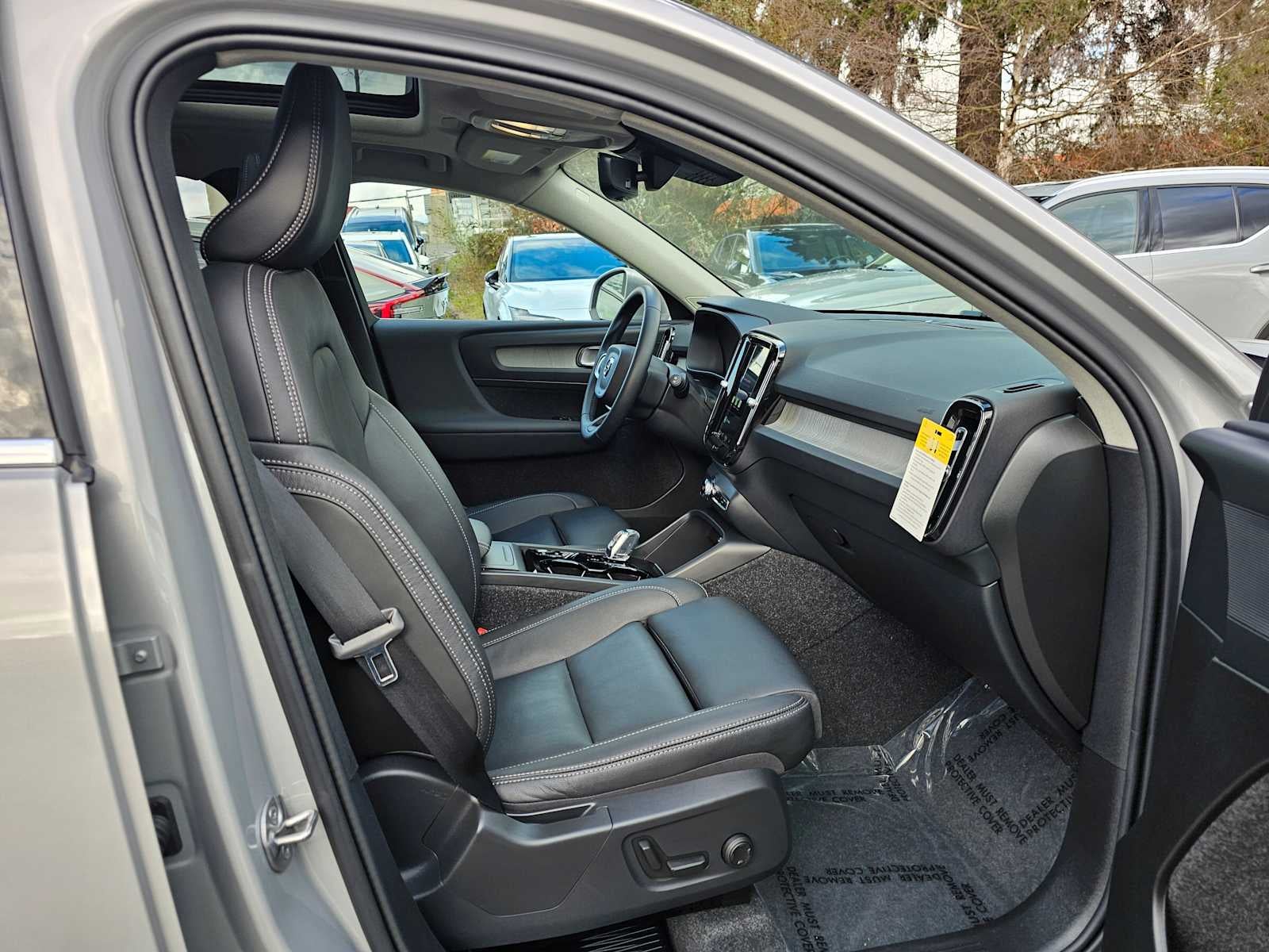 2025 Volvo XC40 Plus Bright Theme