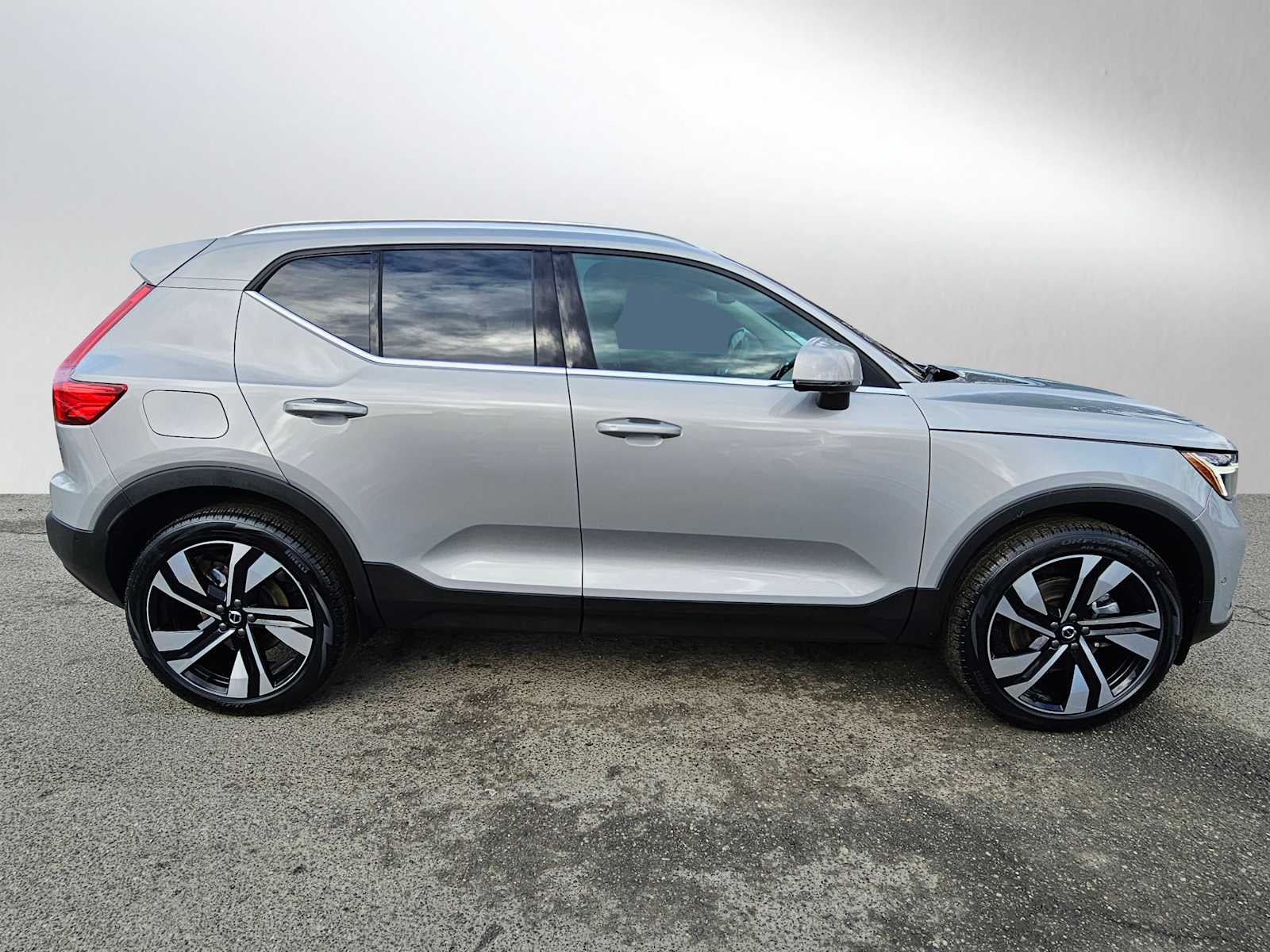 2025 Volvo XC40 Plus Bright Theme